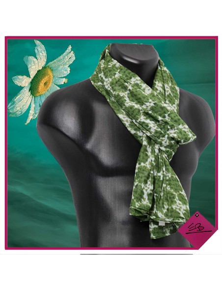 Chèche coton fond vert clair, motifs fleurs et triangles kaki