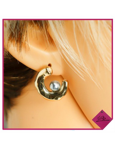 Boucles d'oreilles en demi cercle en métal doré et perles en imitation perles de culture grises