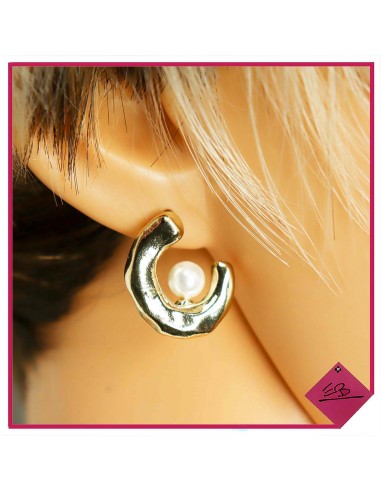 Boucles d'oreilles en demi cercle en métal doré et perles en imitation perles de culture blanches