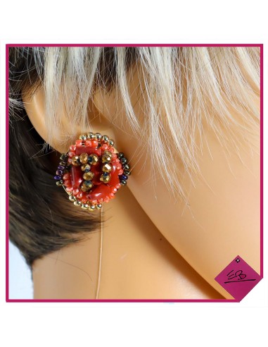 Boucle d'oreille en perles rouges, marron corail et métal doré