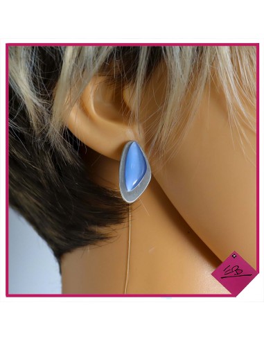 Boucles d'oreilles à poussette, perle bleue sur metal argenté