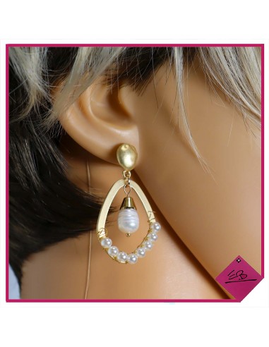 Boucle d'oreille en métal doré brossé et imitation perles de culture