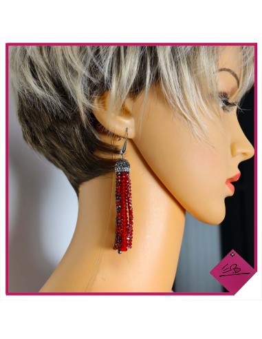 Boucle d'oreille en métal argenté et perles rouges et strass gris et cristal