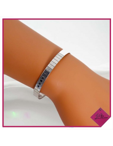 Bracelet semi rigide en métal argenté, fermoir clip, décor de petits ronds